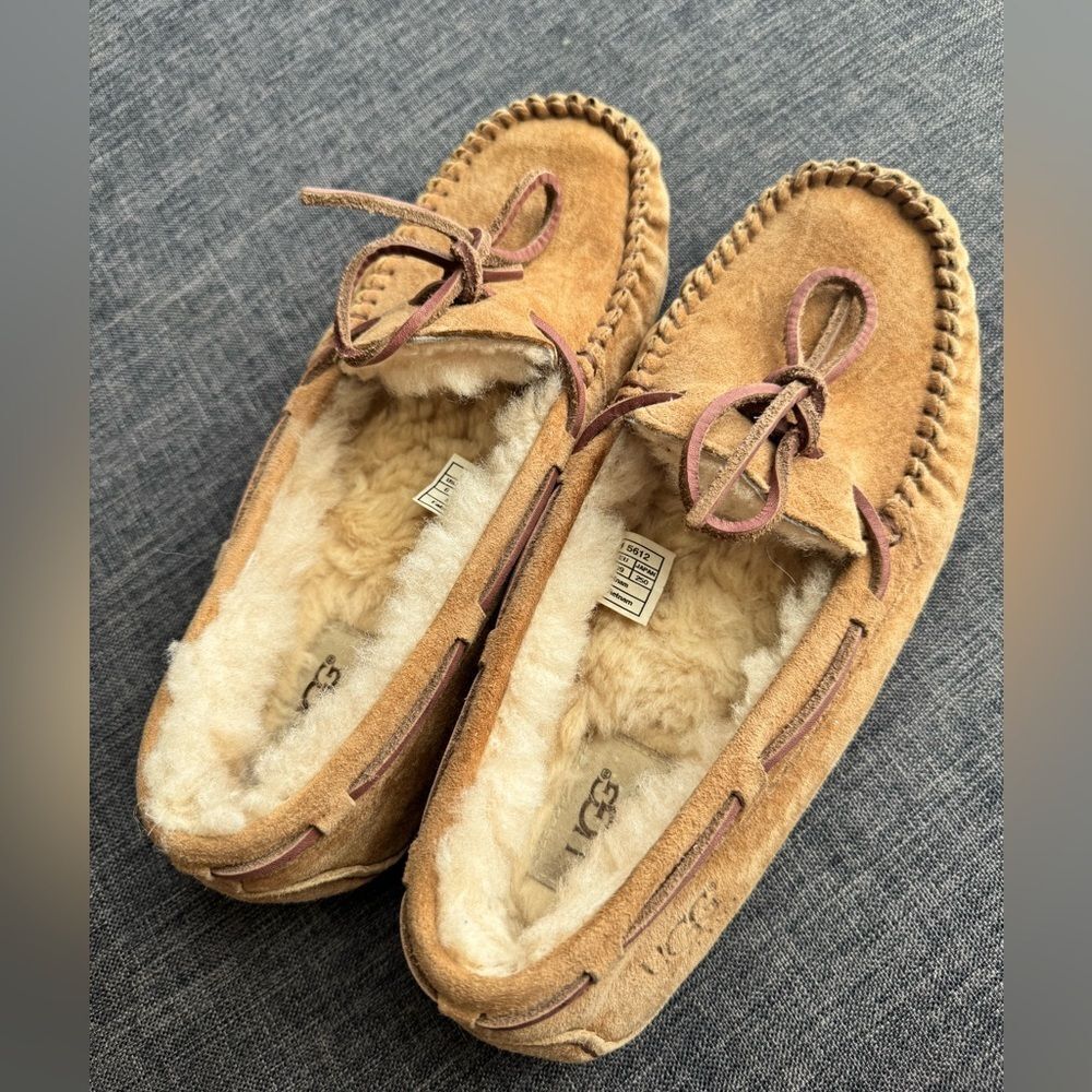 UGG Shearling Moccasin Slippers Loafers Flats Size 8 Dakota - Picture 8 of 9